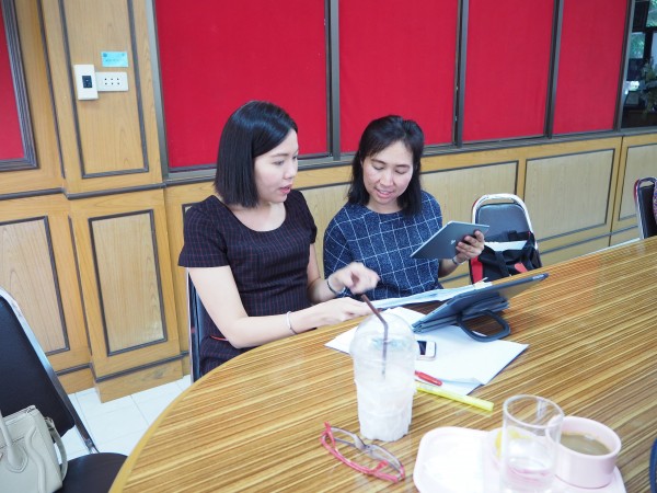 ให้คำแนะนำ 1:1 กับครู โรงเรียนเสาไห้ฯ
